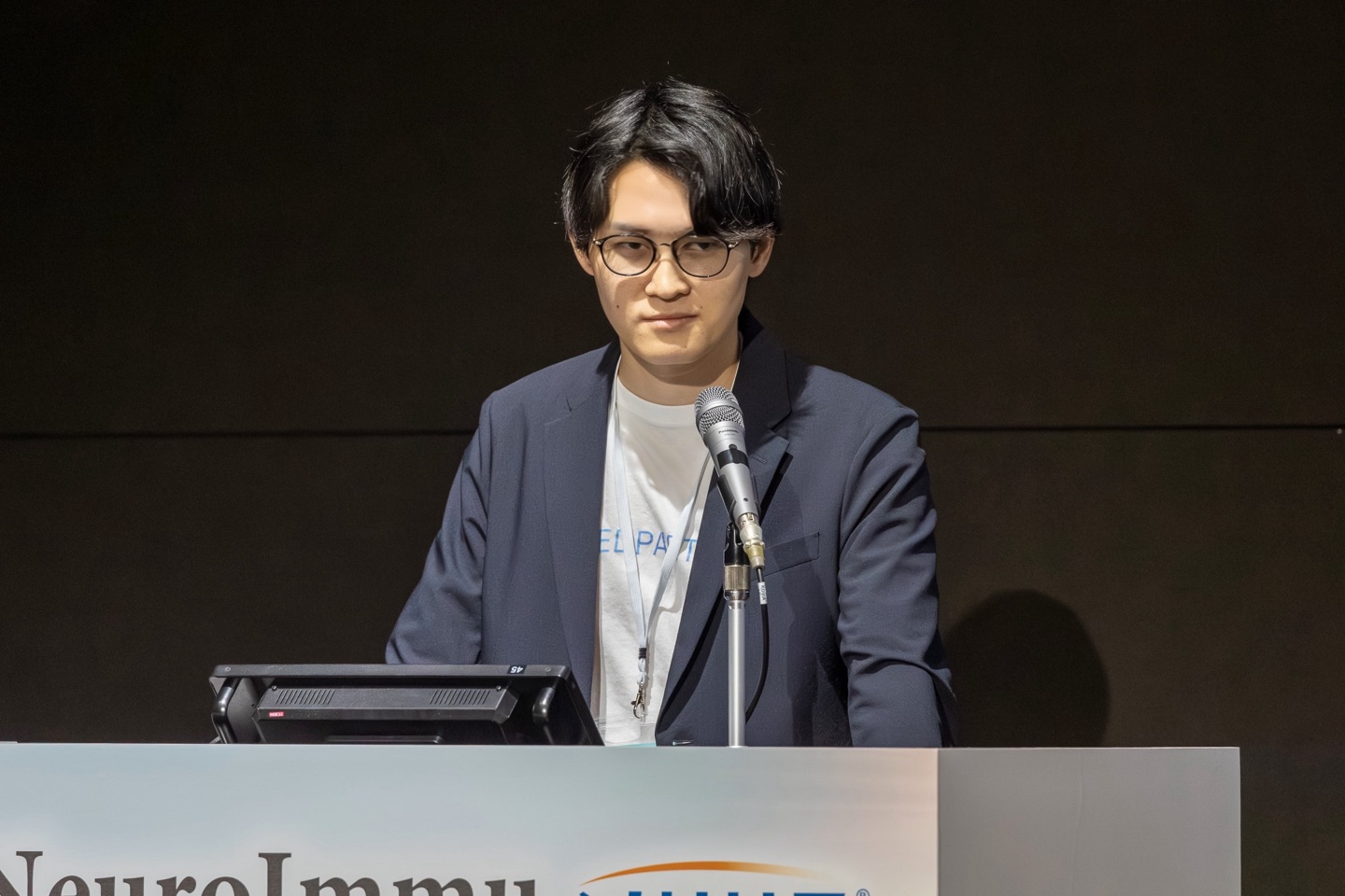 学会で登壇する運営医師（万代昂秀）