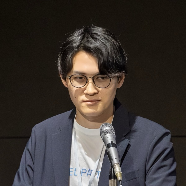 万代の顔写真